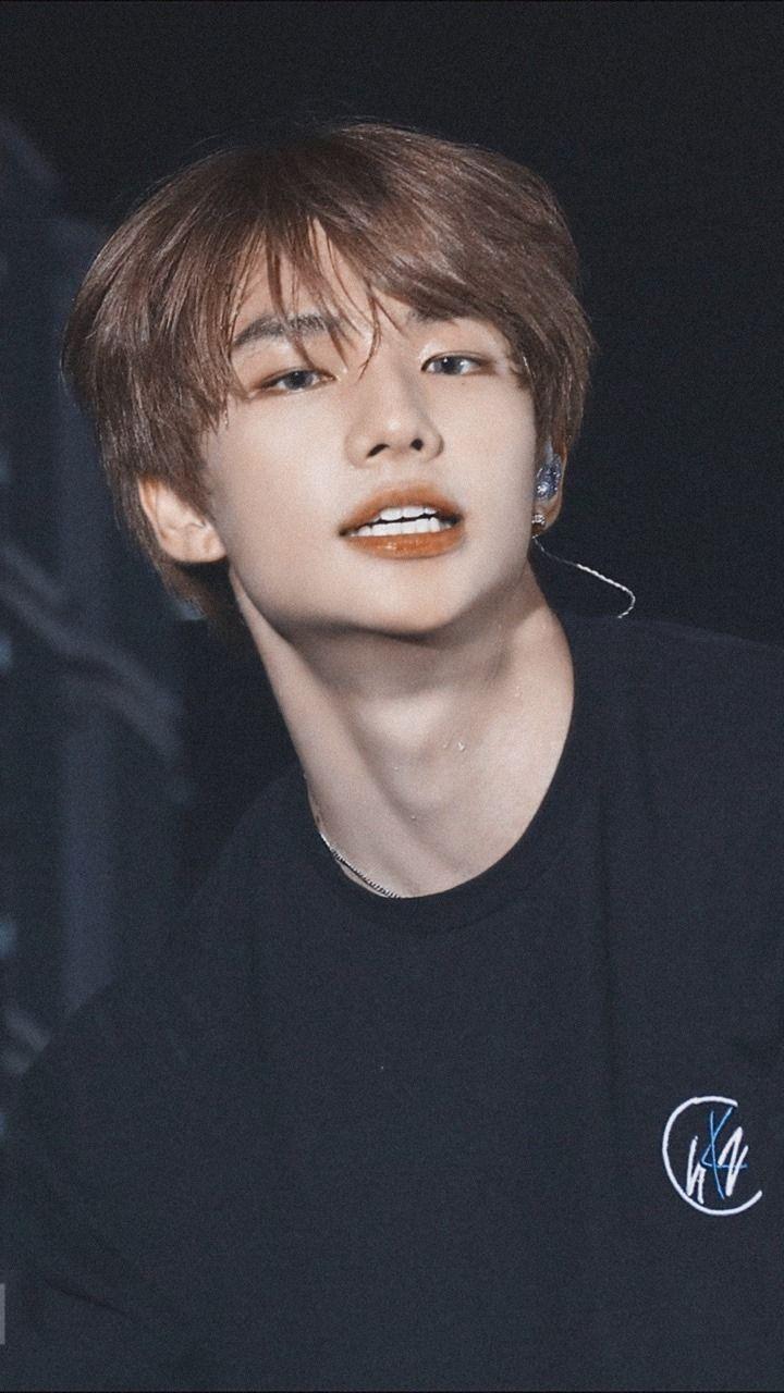 Hyunjin Wallpaper.jpg