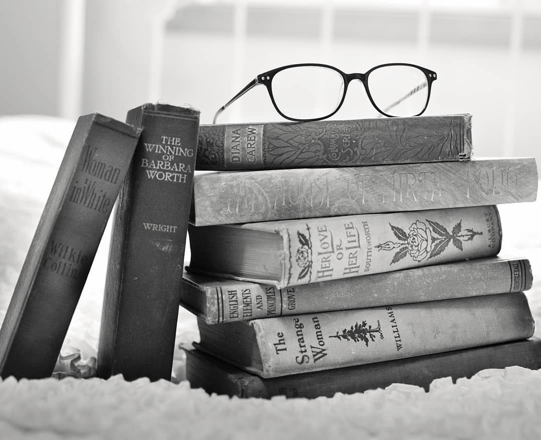 Books Aesthetic Desktop Picture.jpg